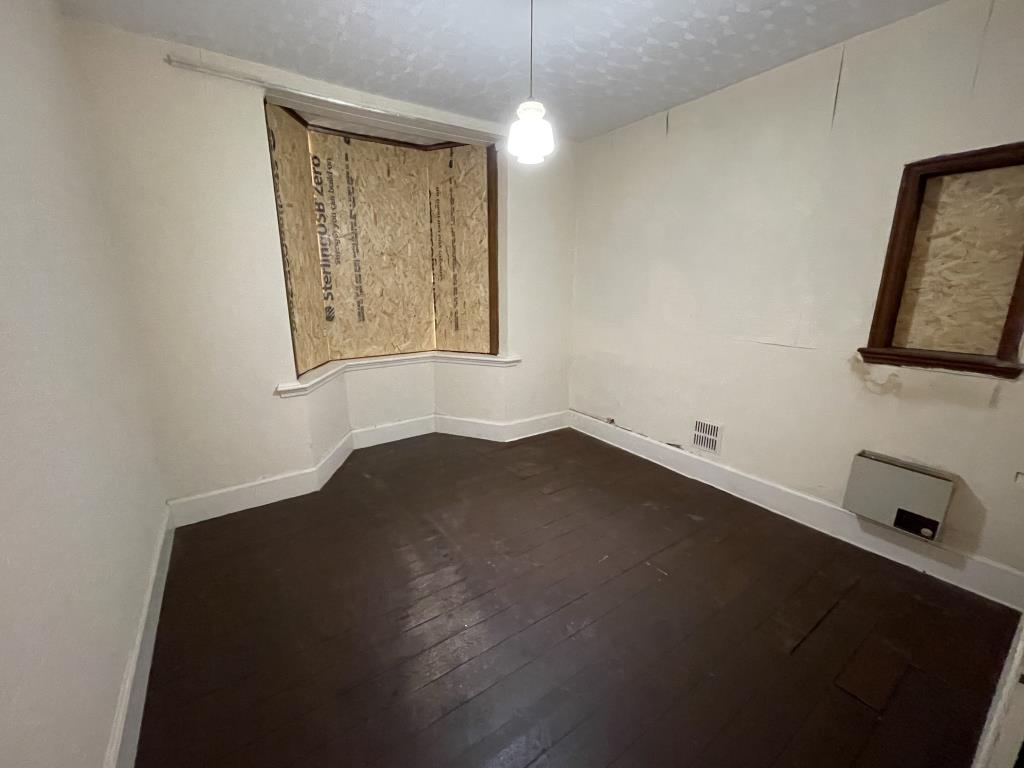 Lot: 27 - SEMI-DETACHED BUNGALOW WITH GARAGE FOR IMPROVEMENT - inside photo of bedroom 1